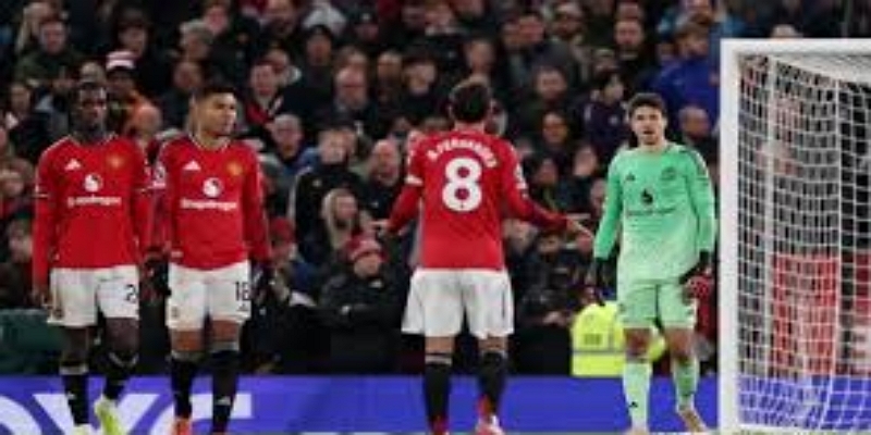 曼联左路防线崩塌：肖伤退后的连锁反应与战术调整 - 九游娱乐